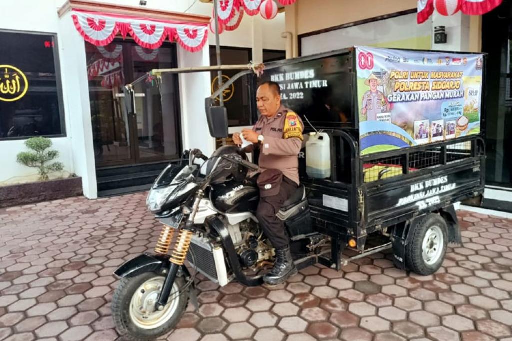 Bhabinkamtibmas Buduran Antar Beras Murah ke Warga Gunakan Motor Roda Tiga