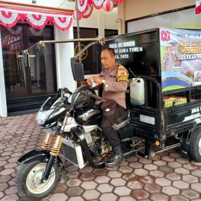 Bhabinkamtibmas Buduran Antar Beras Murah ke Warga Gunakan Motor Roda Tiga