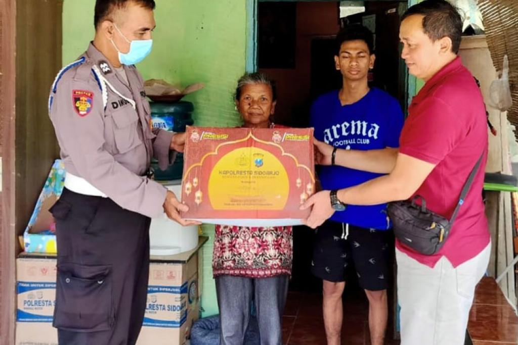 Bhabinkamtibmas Kesambi Anjangsana ke Korban Kanjuruhan, Beri Dukungan dan Sembako