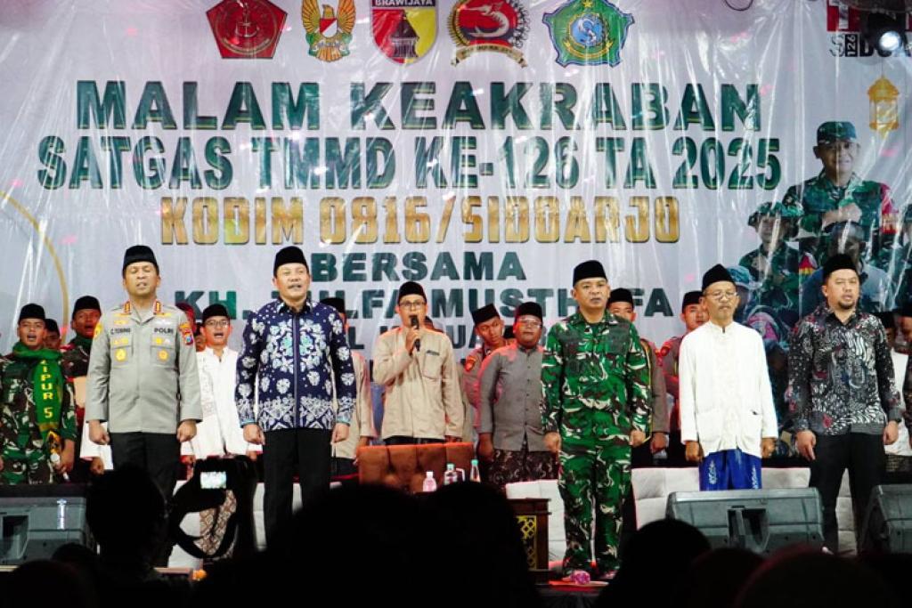 Bupati Sidoarjo Hadiri Pengajian dan Malam Keakraban Satgas TMMD ke-126