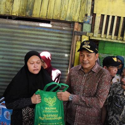 Bupati Subandi Bantu Ibu 4 Anak yang Hidup di Kolong Jembatan Sidoarjo