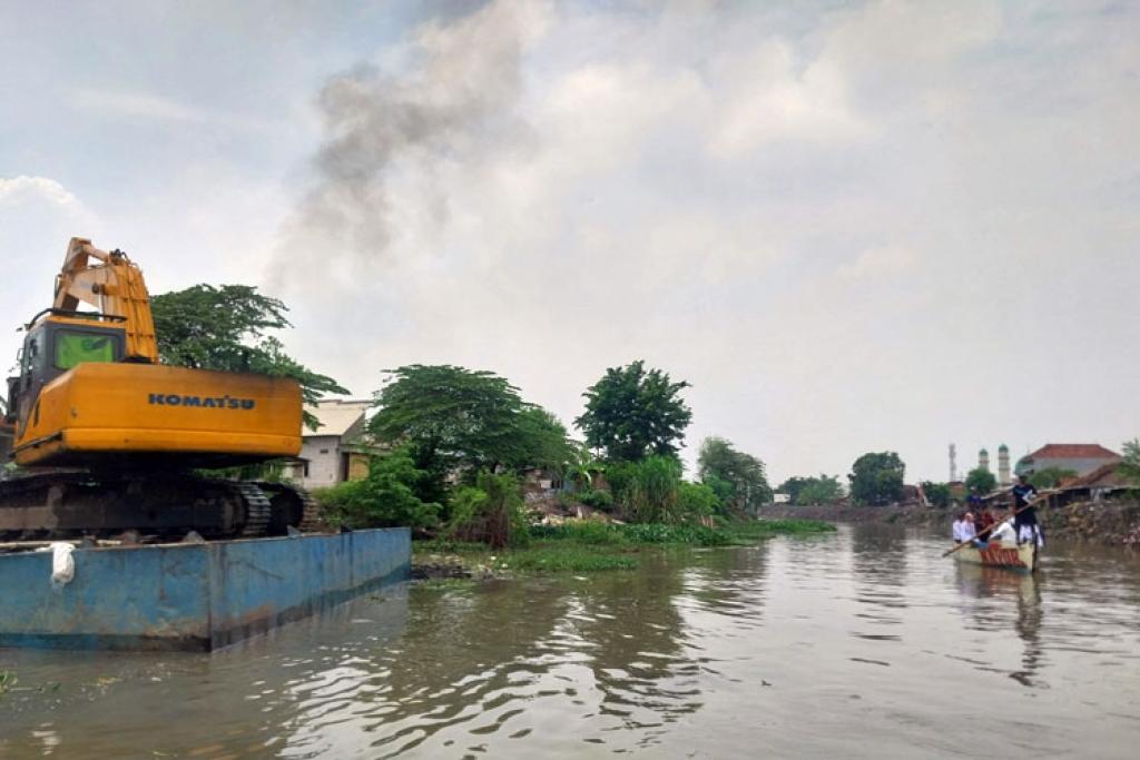 Bupati Subandi Tinjau Normalisasi Sungai Mbah Gepuk, Sembilan Alat Berat Diterjunkan