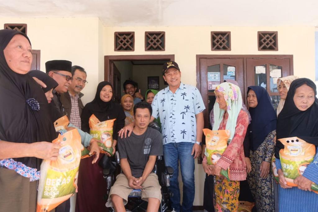 Bupati Subandi Serahkan Kursi Roda, Wujud Kepedulian untuk Disabilitas