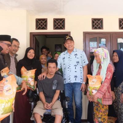 Bupati Subandi Serahkan Kursi Roda, Wujud Kepedulian untuk Disabilitas