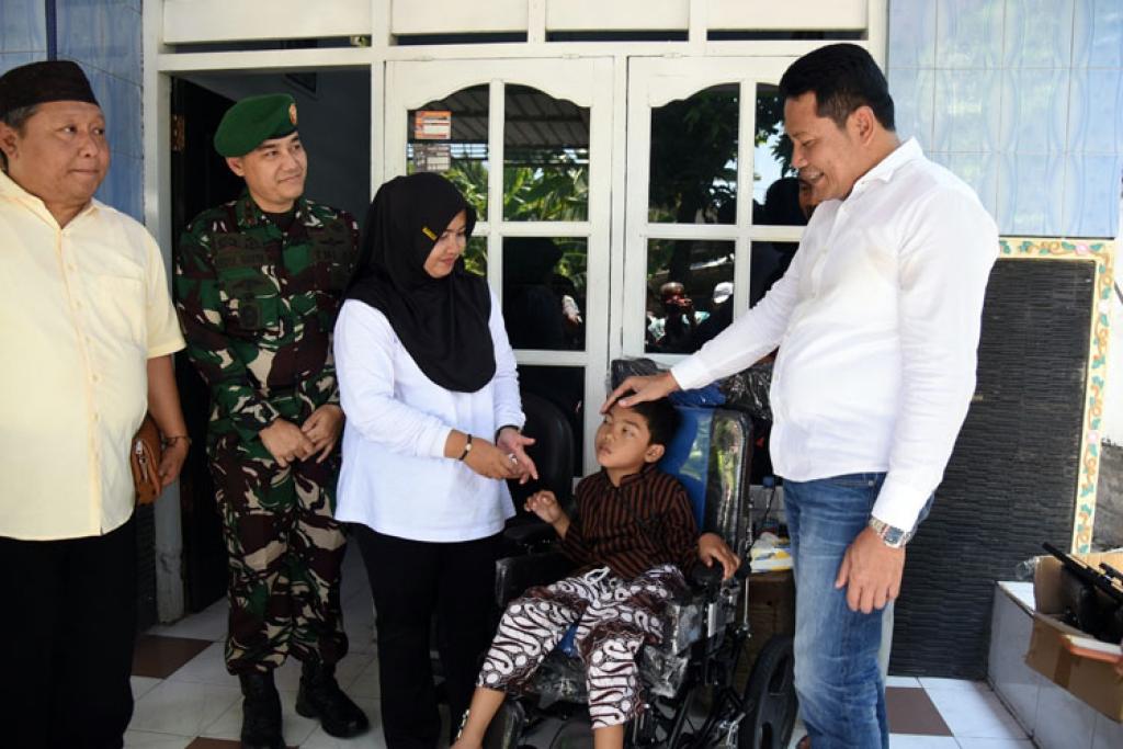 Bupati Sidoarjo Subandi Serahkan Kursi Roda untuk Tiga Anak Penyandang Disabilitas