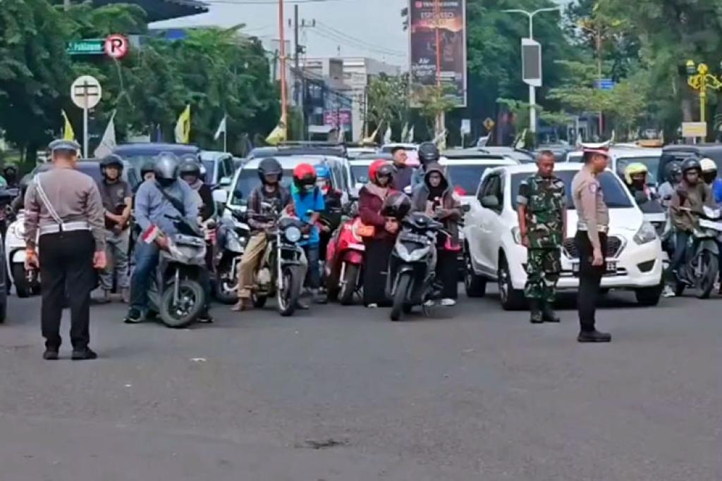 Warga Sidoarjo Heningkan Cipta di Jalan Raya Peringati Hari Pahlawan
