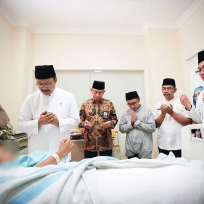 Mensos Gus Ipul Jenguk Korban Runtuhan Ponpes Al-Khoziny Sidoarjo