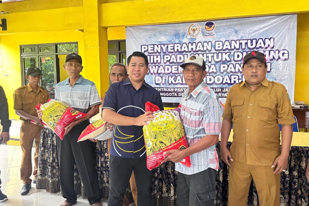Perkuat Ketahanan Pangan, NasDem Salurkan 70 Ton Lebih Benih Padi untuk Petani Sidoarjo