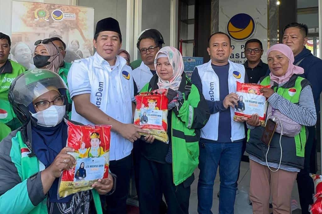NasDem Sidoarjo Bagikan 300 Paket Beras dan Beasiswa untuk Anak Driver Ojol