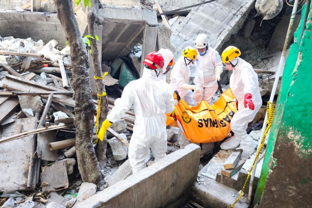 Lima Jenazah Santri Korban Runtuhan Ponpes Al Khoziny Dibawa ke RS Bhayangkara Polda Jatim