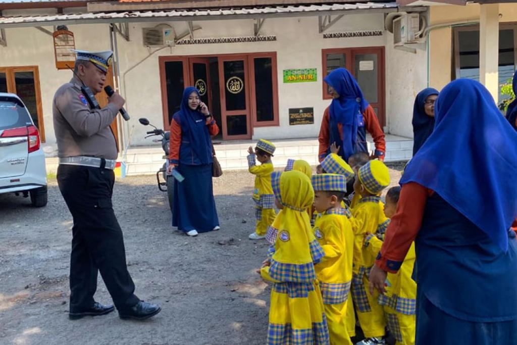 Polsek Balongbendo Ajak Siswa KB-RA Al Ikhlas Belajar Tertib Berlalu Lintas