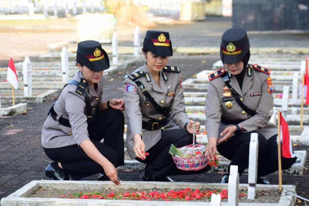 Polwan Polresta Sidoarjo Ziarah ke TMP Kusuma Bangsa Sambut HUT ke-77