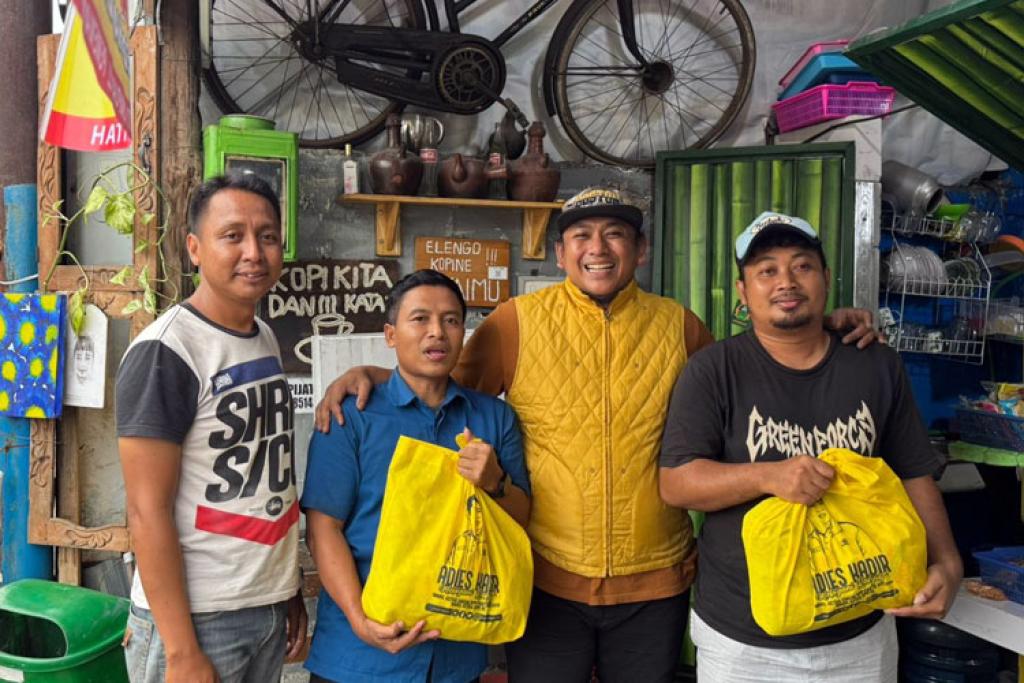 Relawan AKAR Salurkan Sembako untuk Warga Terdampak Puting Beliung Waru