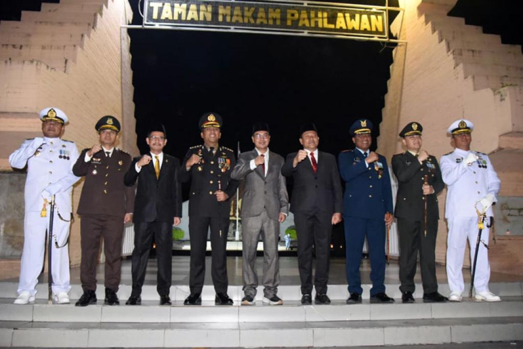 HUT ke-80 RI, Bupati Subandi Hadiri Apel Kehormatan di TMP Kusuma Bangsa