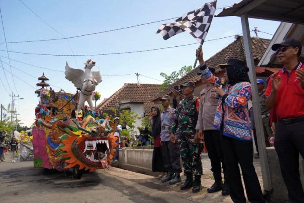 Wabup Mimik Idayana Apresiasi Kreativitas Warga di Pawai Budaya Semambung