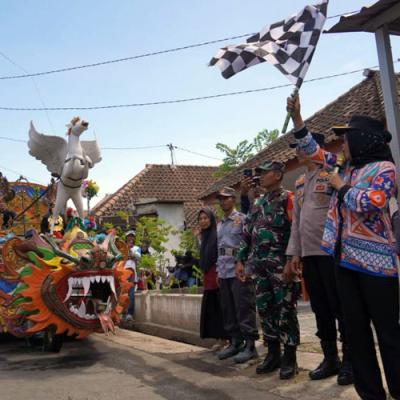 Wabup Mimik Idayana Apresiasi Kreativitas Warga di Pawai Budaya Semambung