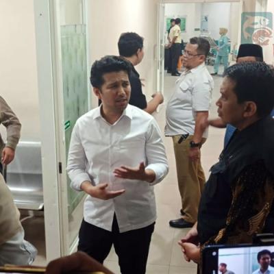Wagub Emil Dardak Jenguk Korban Musala Ambruk Ponpes Al Khoziny di RSI Sidoarjo
