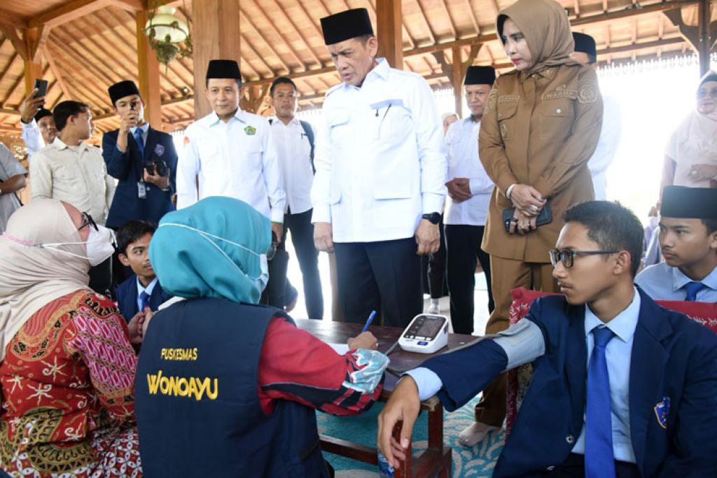 Wamenag RI Tinjau Cek Kesehatan Gratis untuk 400 Santri di Sidoarjo