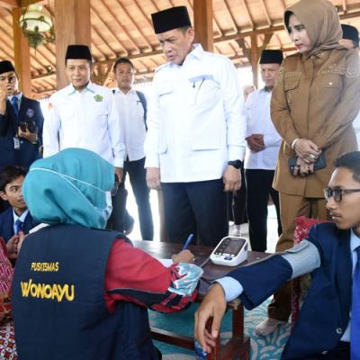 Wamenag RI Tinjau Cek Kesehatan Gratis untuk 400 Santri di Sidoarjo
